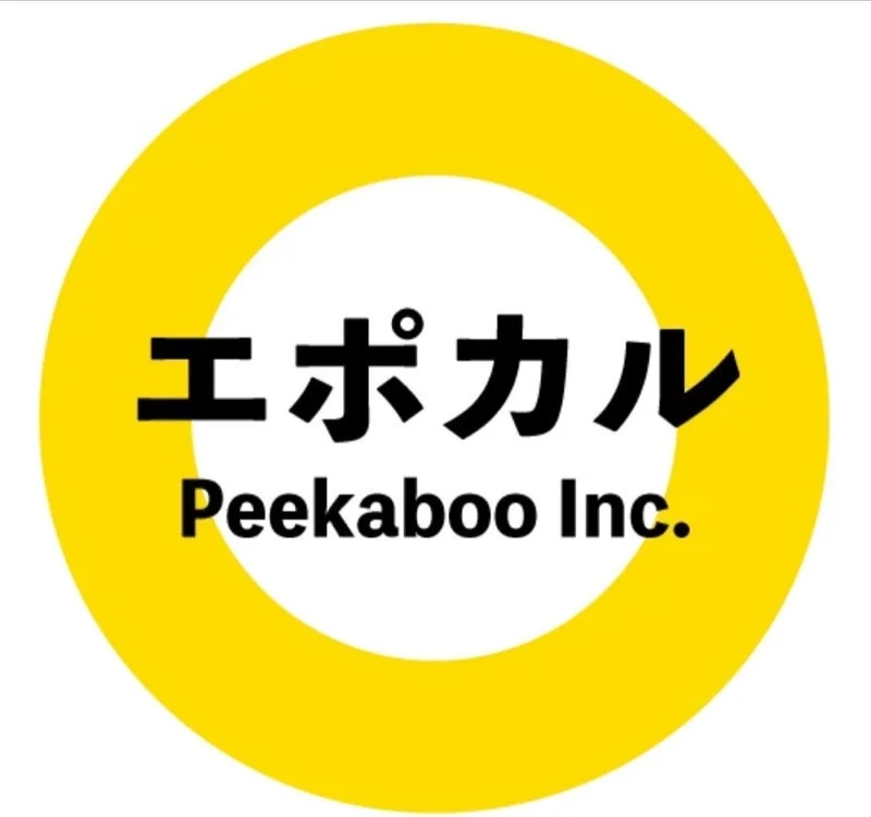 黄色の円の中に「エポカル」と「Peekaboo Inc.」の文字が書かれたロゴマークです。