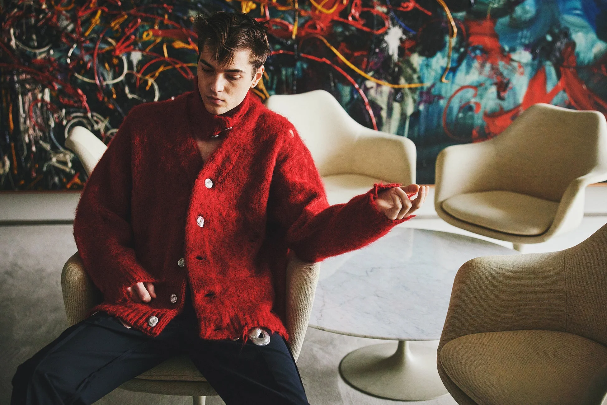 若い男性,ファッション,赤いカーディガン,ニット,モデル,アート,抽象画,椅子,モダンインテリア,スタイリッシュ,室内, contemplative