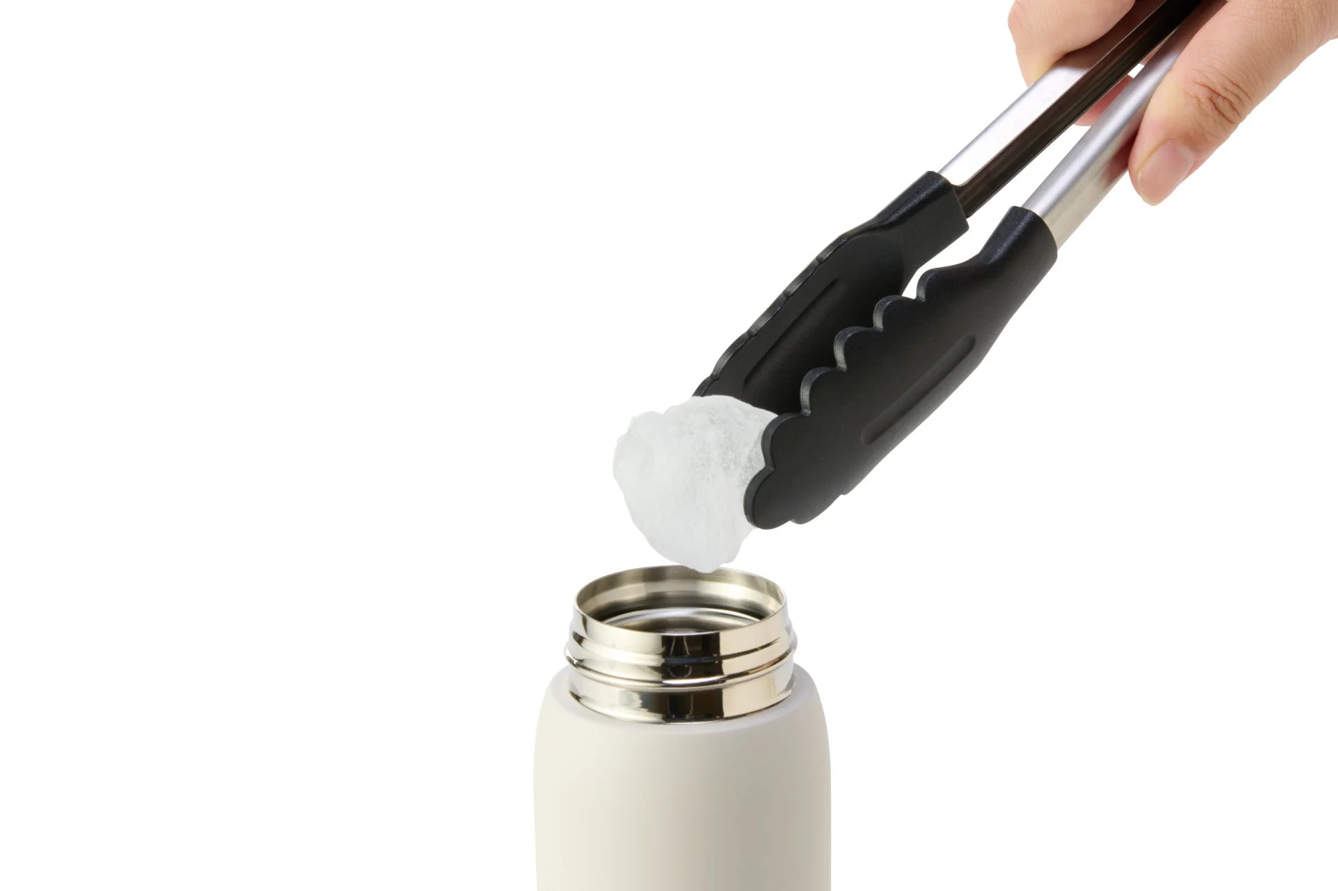 マグボトルに氷を入れる様子