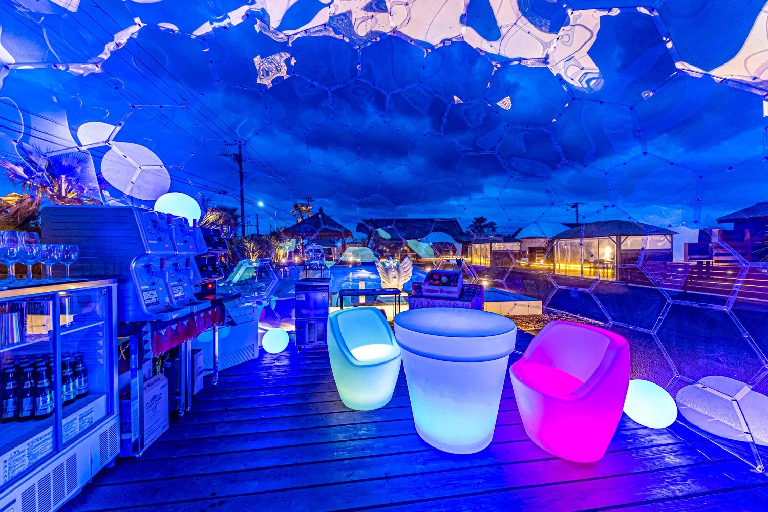 青い光に包まれた未来的な雰囲気の屋外ナイトラウンジ