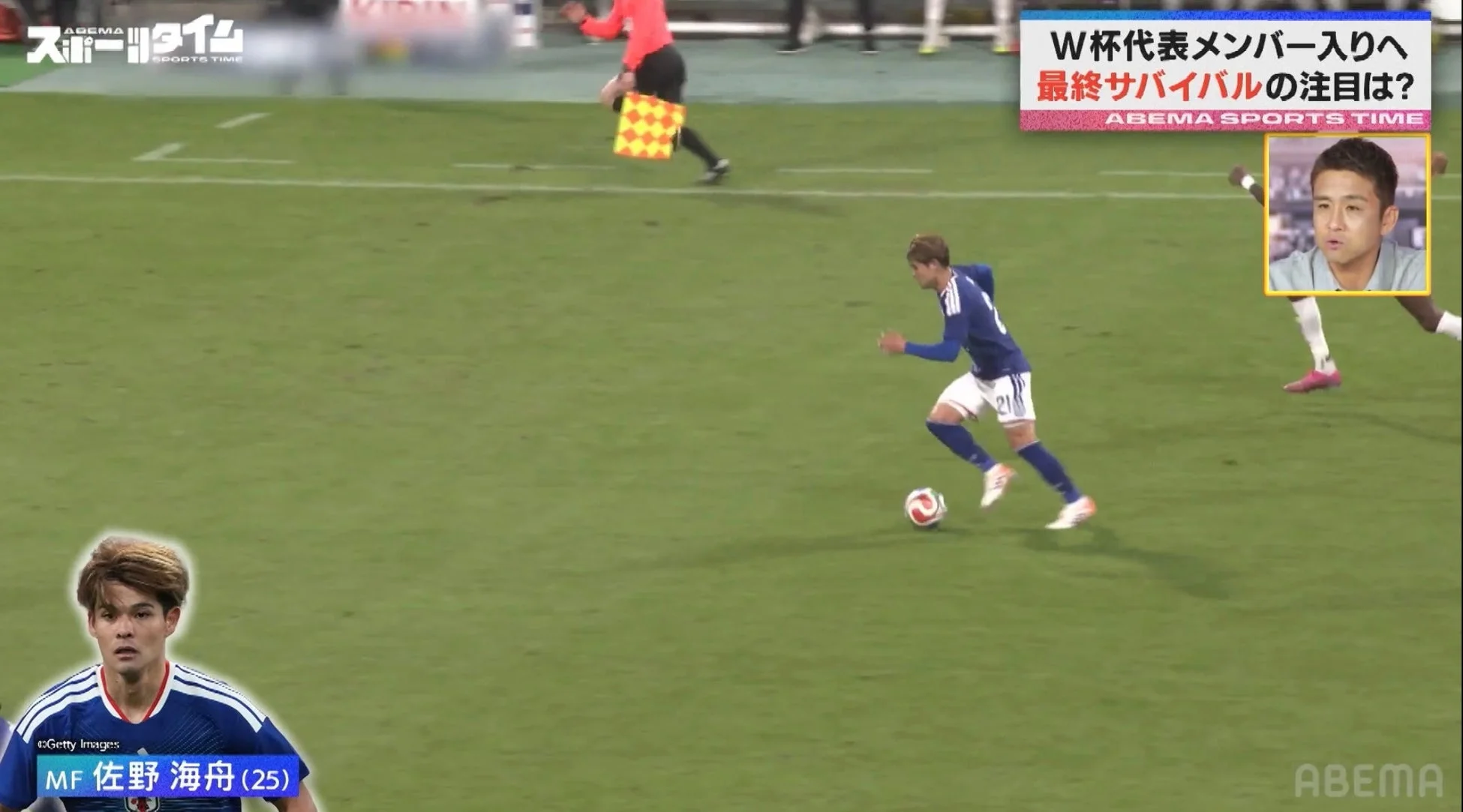 ボールをドリブルする佐野海舟選手