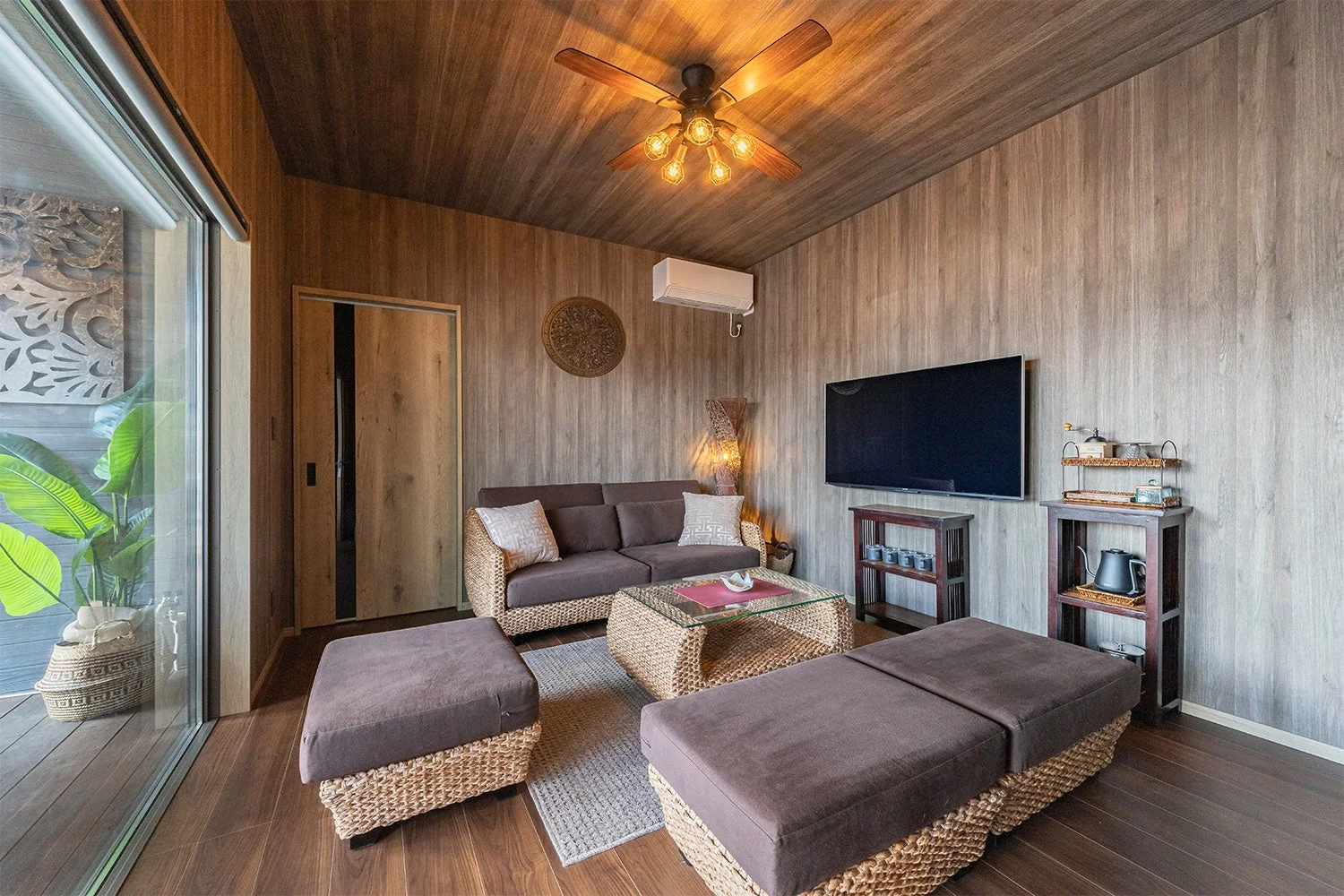 リゾート感あふれるリビングルーム