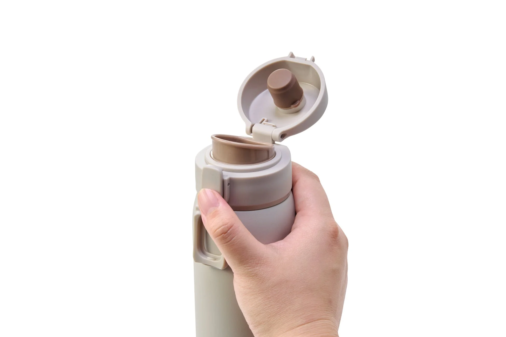 マグボトルを片手で開ける様子