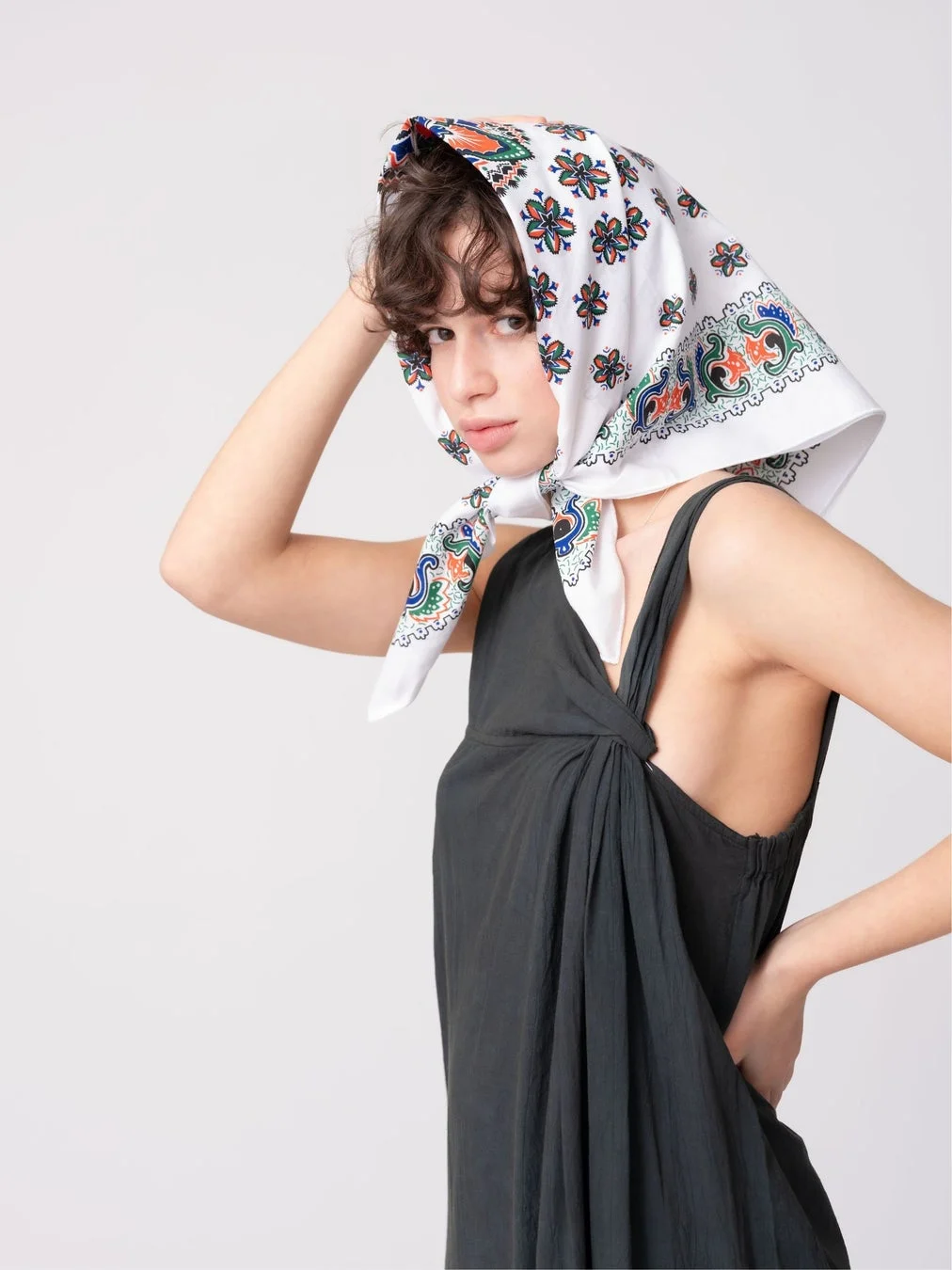 スカーフを巻いた女性