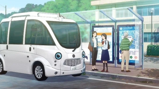 アニメ調のイラストで、白い未来的なバスがバス停に停車。バス停では、女子学生と女性が会話しており、高齢の男性がデジタル案内板で地図を見ている。
