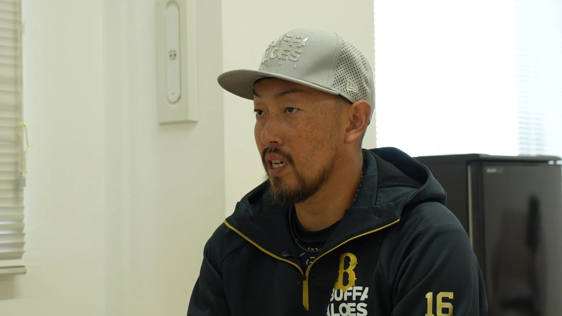 オリックス・バファローズキャップとパーカーを着用した男性