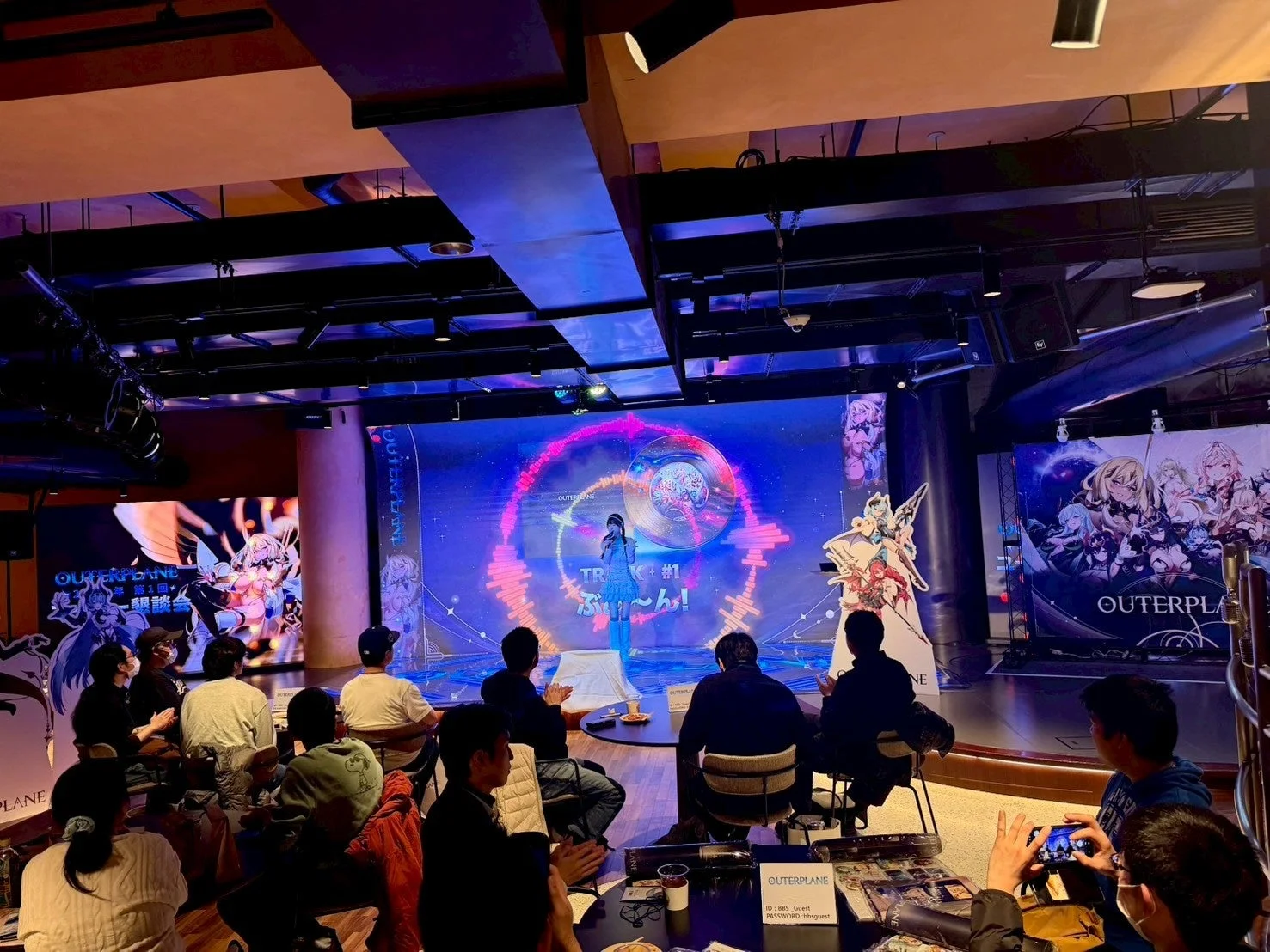 イベントステージの様子、MCが登壇