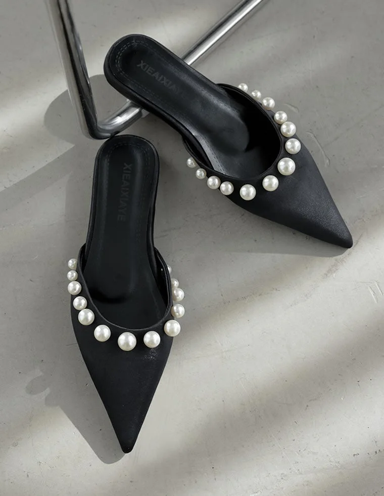 黒いポインテッドトゥのミュール