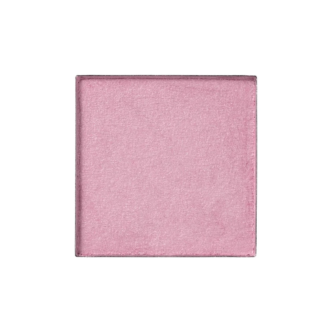 きらめく質感のピンク色のアイシャドウ