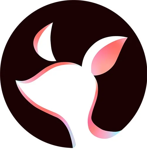 暗い円形の背景に、白い鹿かキツネのような動物の頭部がスタイリッシュに描かれたロゴマーク