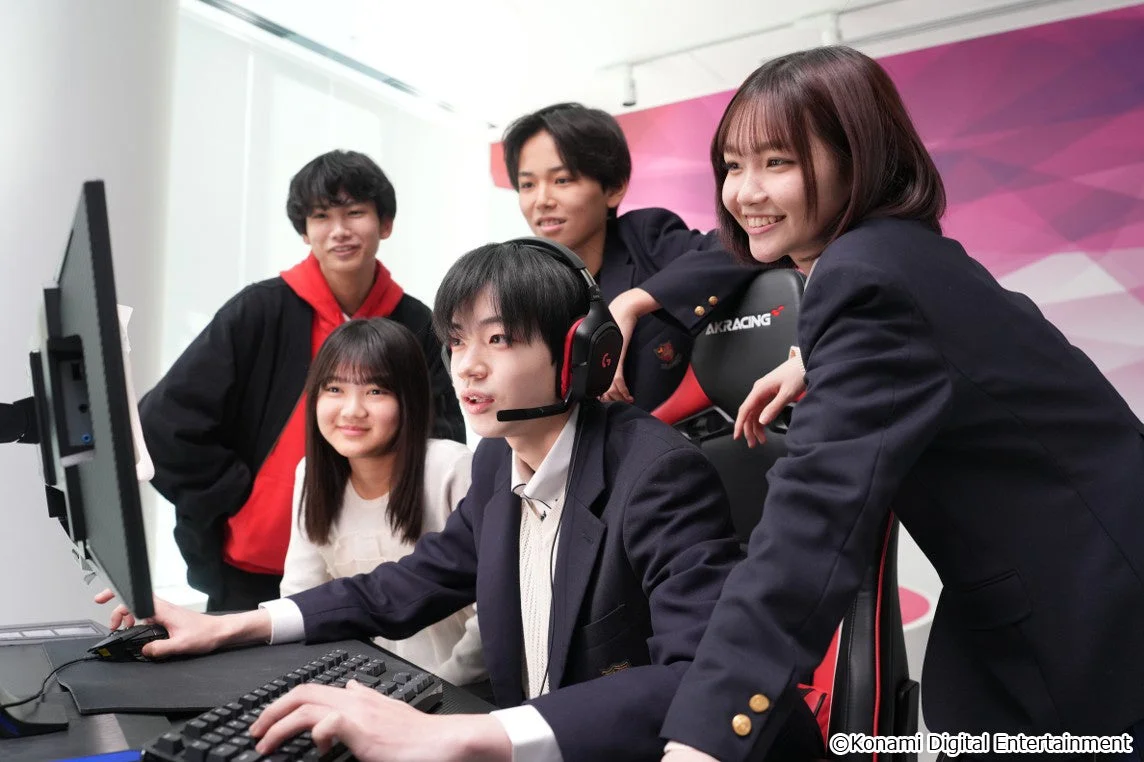 学生がeスポーツをプレイしている様子