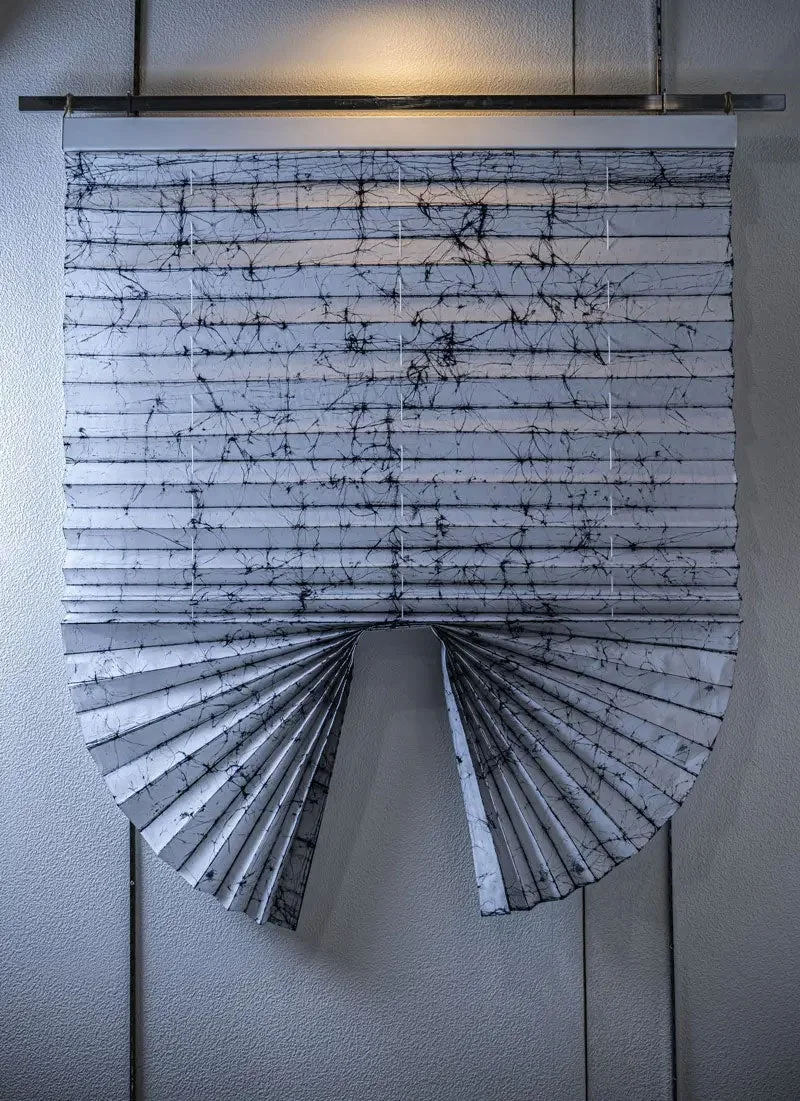 ろうけつ染めのアコーディオン型ブラインド