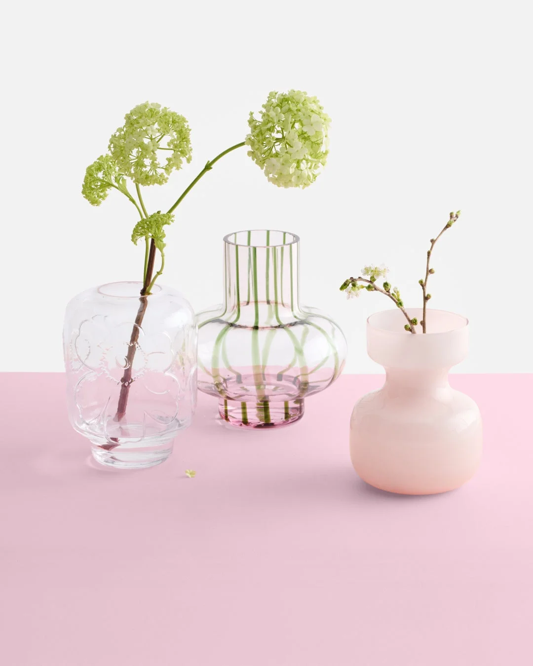 デザインの異なる3つの花瓶