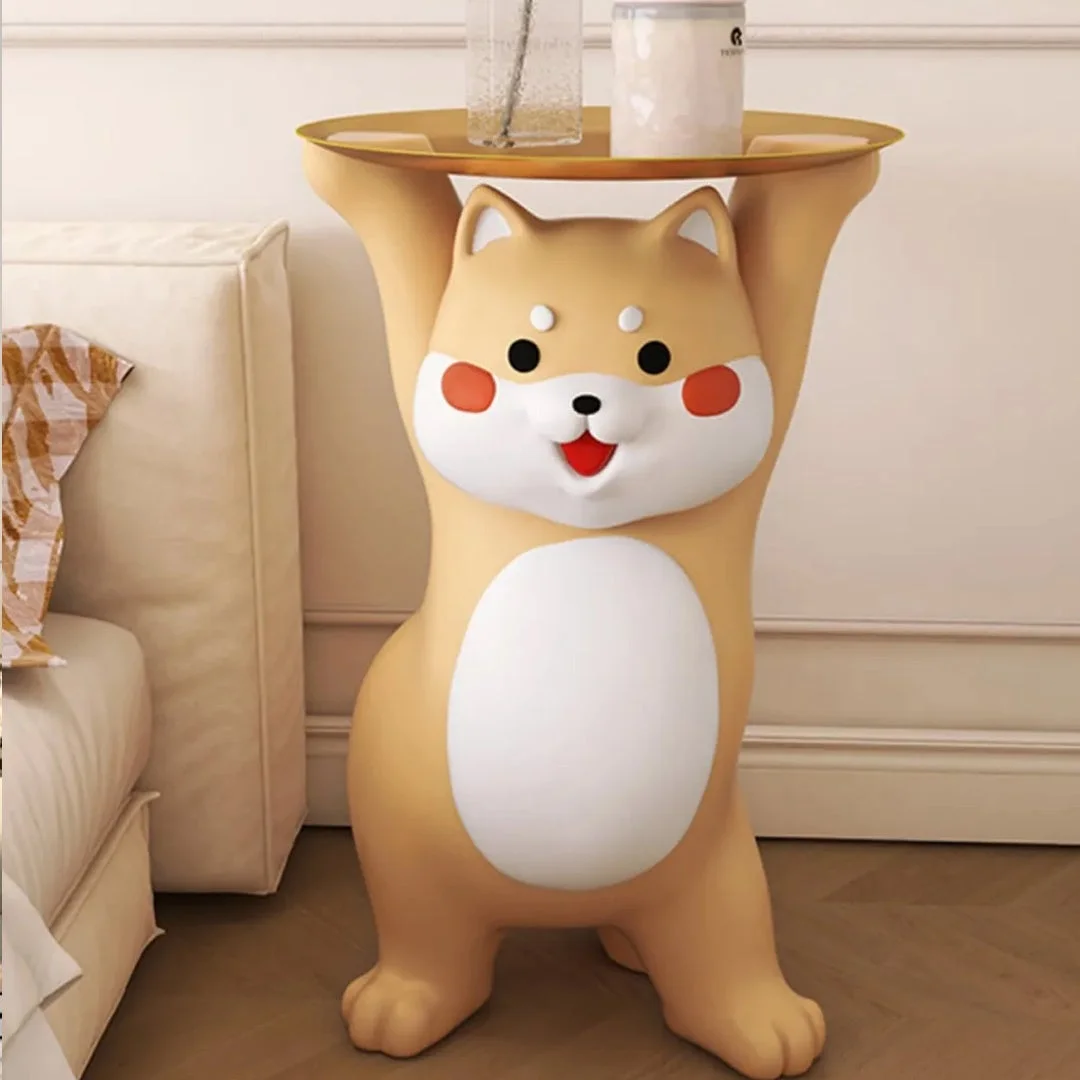 柴犬をモチーフにしたかわいらしいサイドテーブルです。笑顔の柴犬がトレーを頭上に掲げており、リビングや寝室のアクセントになるデザイン性の高い家具です。