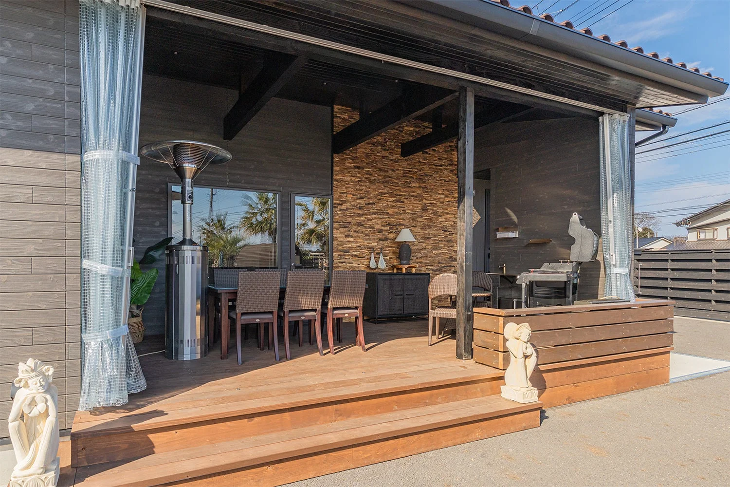 晴れた日の屋外リビング空間