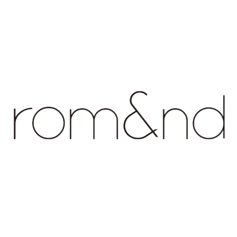 白地に黒い文字で「rom&nd」と書かれたロゴマークです