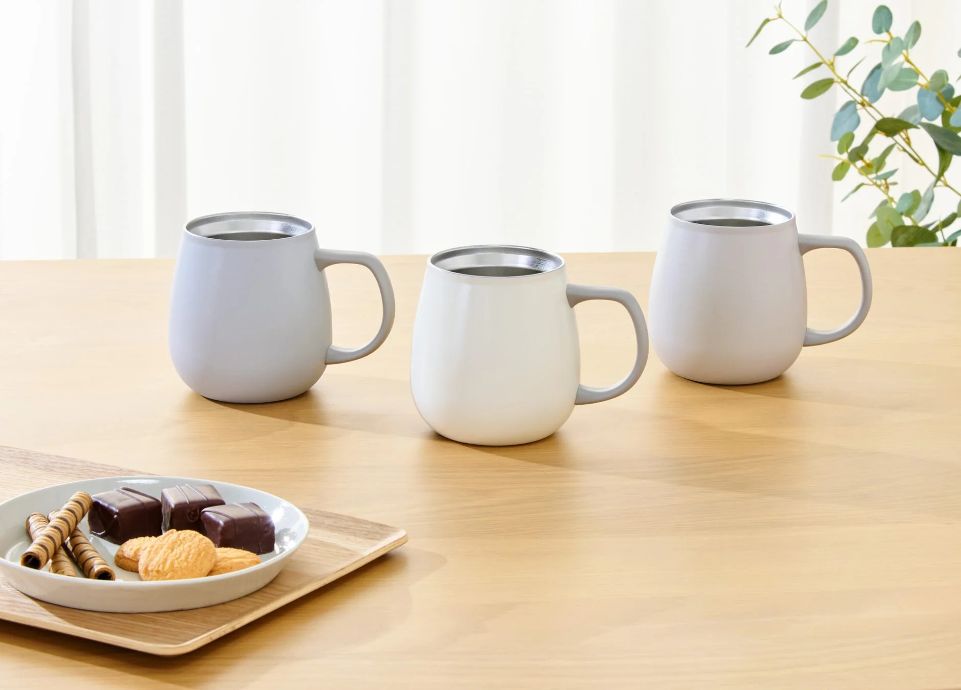 3つのマグカップとお菓子