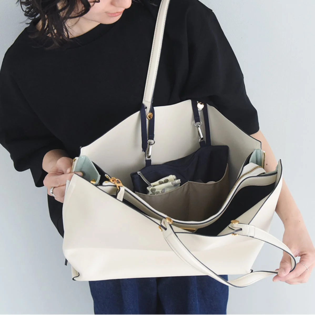 バッグを持つ女性と整理された中身