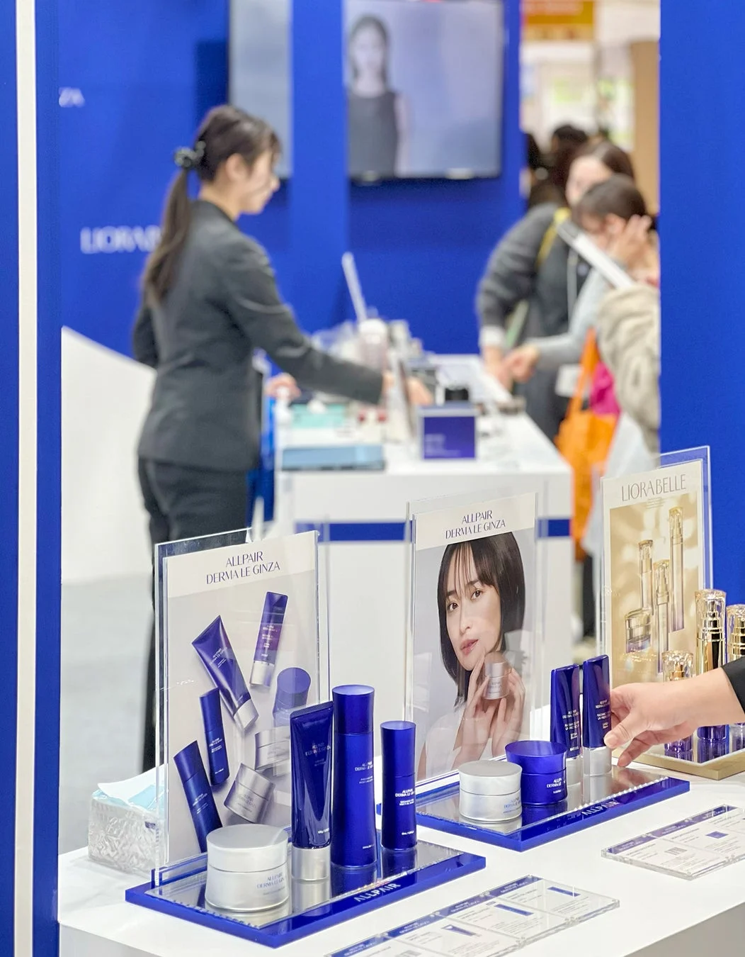 ブースでの商談風景