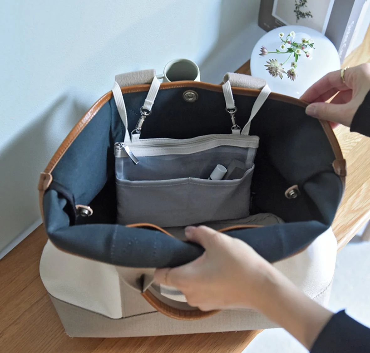 大きなトートバッグの中のバッグインバッグ