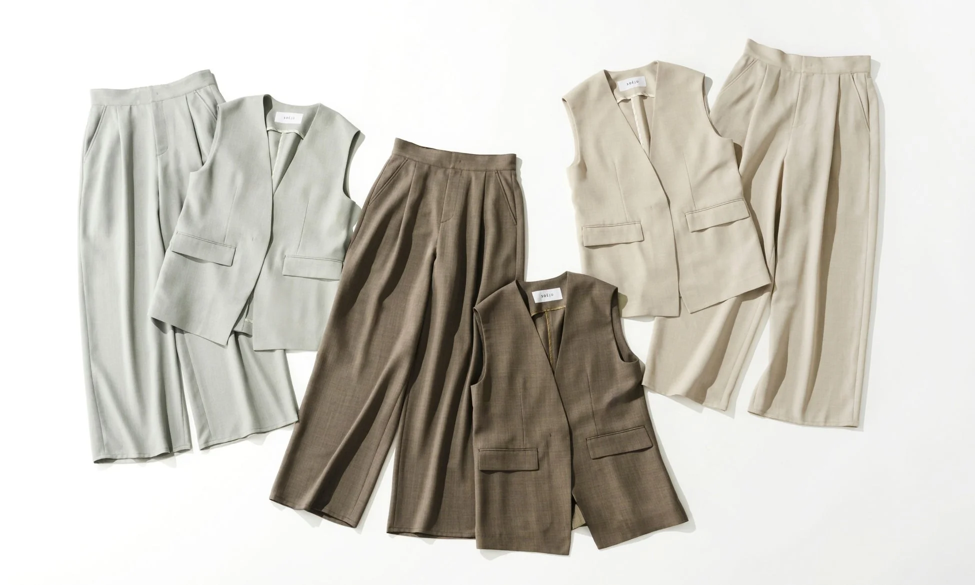 ライトグレー、ブラウン、ベージュの3色のベストとワイドパンツのセットアップ