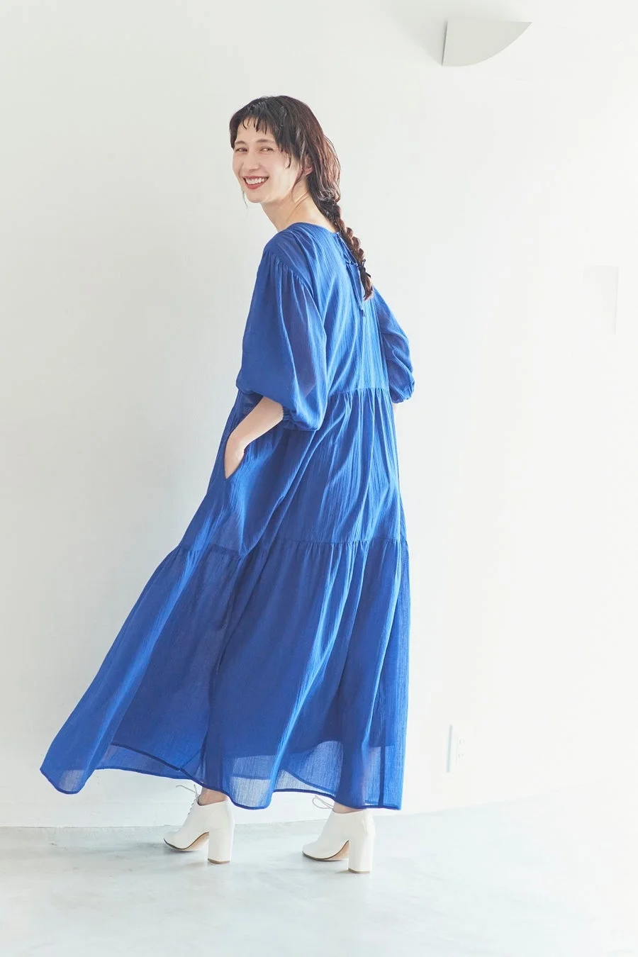 青いワンピースを着た女性