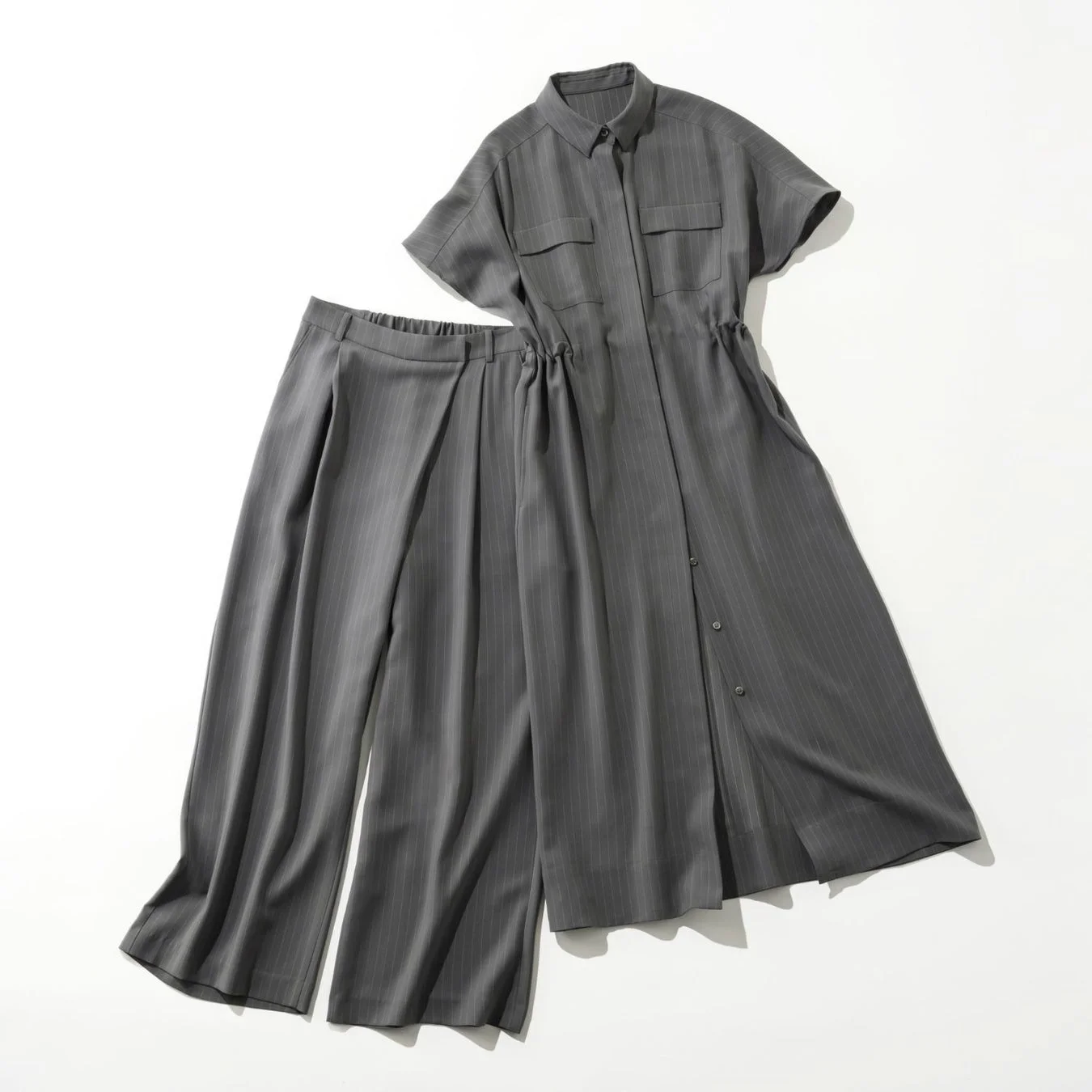 ダークグレーのピンストライプ柄のシャツワンピースとワイドパンツのセットアップ