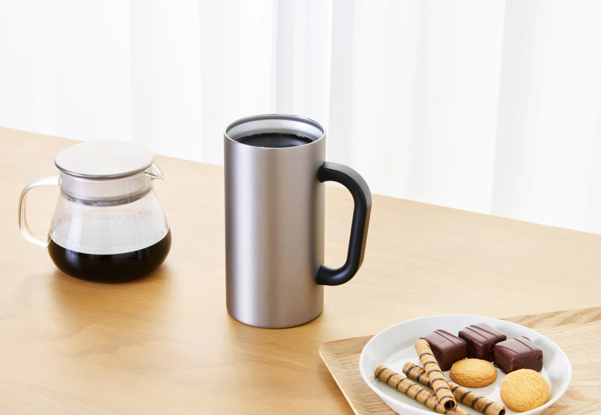 コーヒーポットとマグカップ、お菓子