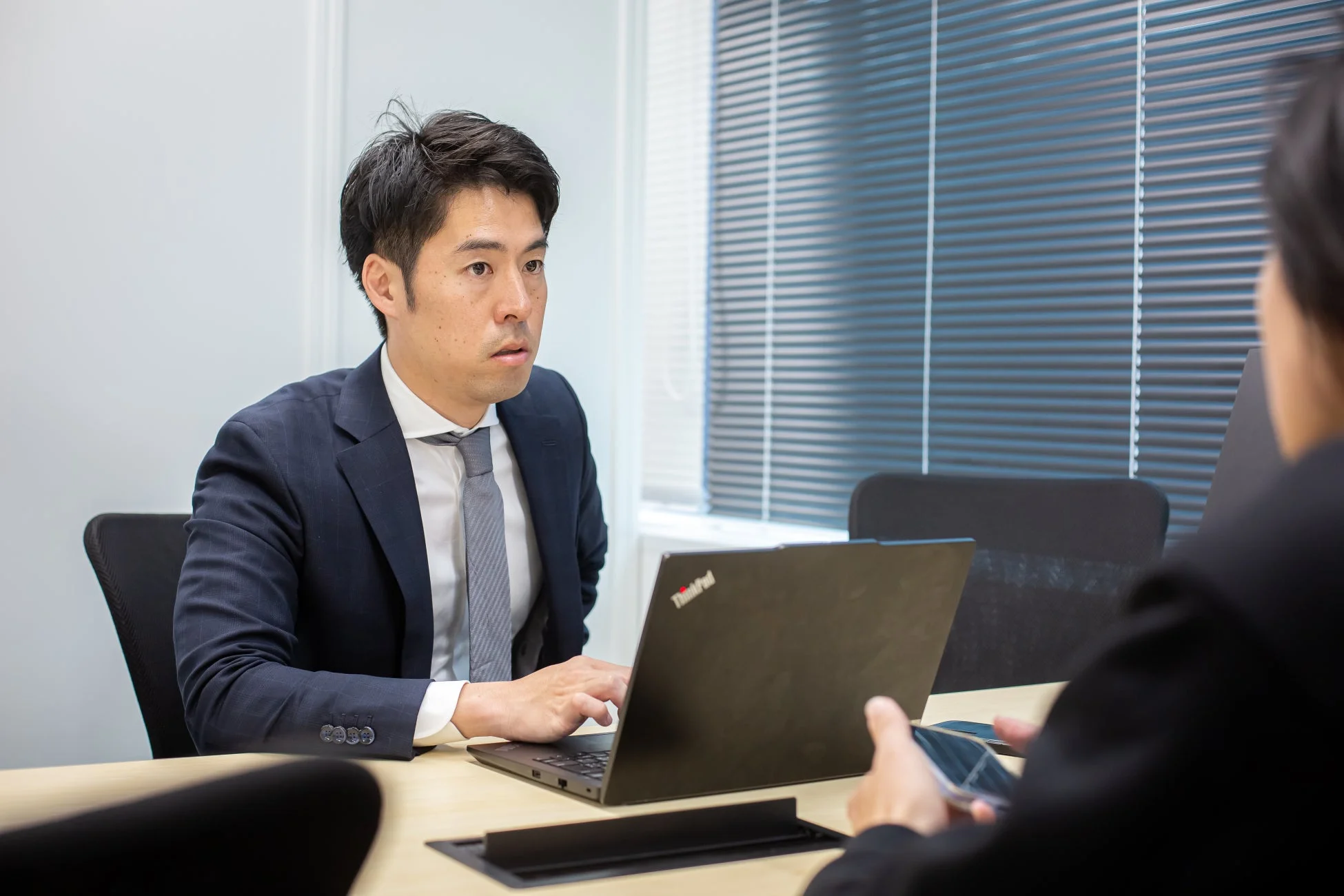 会議を行うビジネスマン