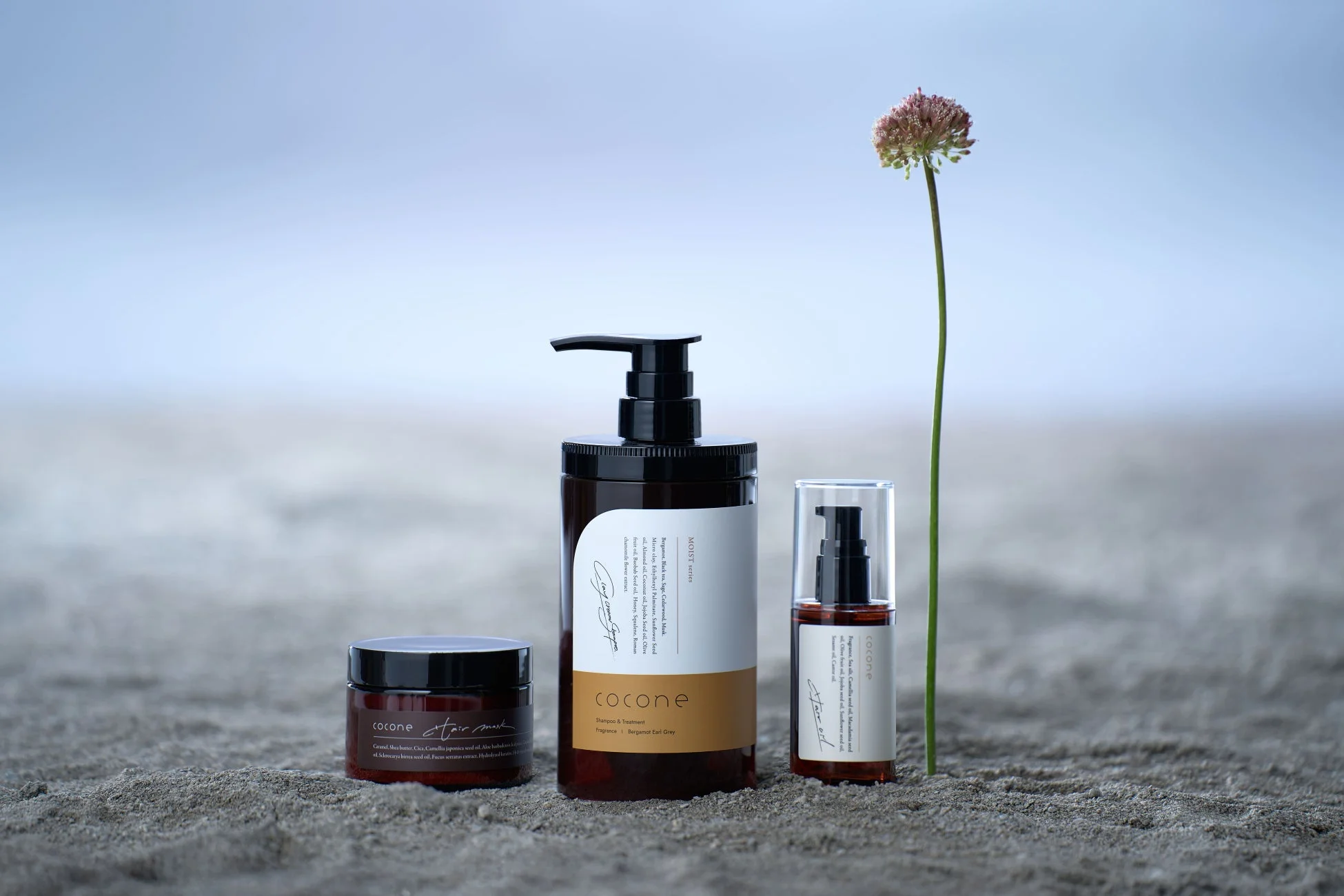砂浜に置かれたcoconeのヘアケア製品