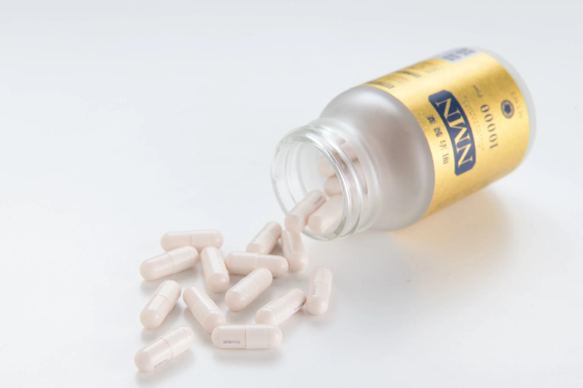 NMN 10000と書かれた金色のラベルのボトル