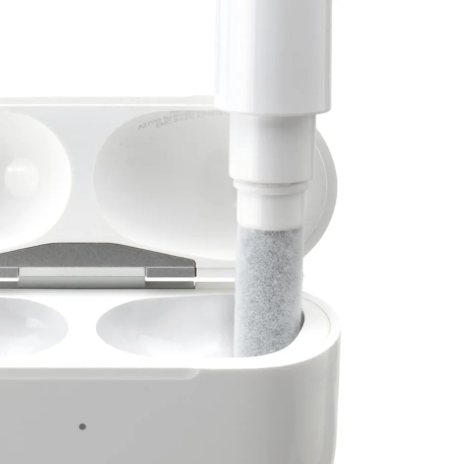 充電ケース清掃の様子