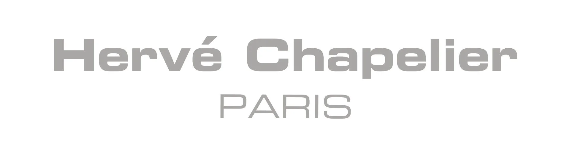 Hervé Chapelierのブランドロゴが白色の背景にグレーの文字で表示されており、その下に「PARIS」と書かれています。