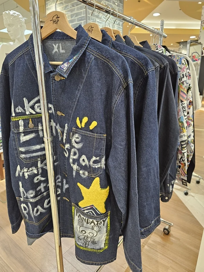 グラフィティ風の文字やキャラクターが描かれたカスタムデニムジャケット