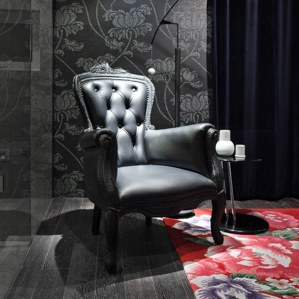 黒い豪華なアームチェア