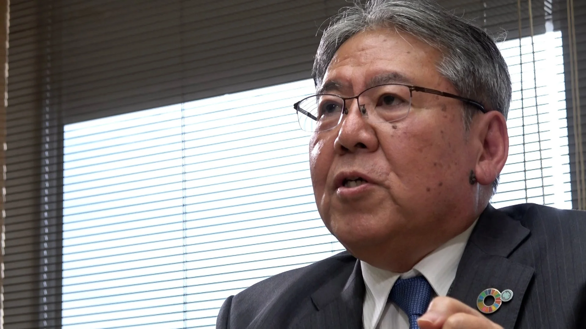 男性が話しているクローズアップ