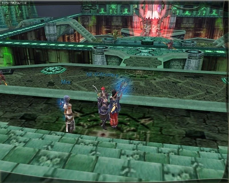 MMORPGのゲーム内スクリーンショットで、3人のプレイヤーキャラクターが古代の遺跡やダンジョンらしき場所を探索している様子