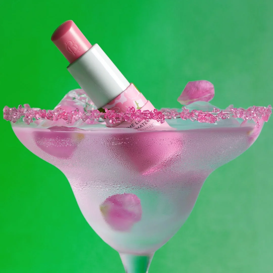 ローズのリップバームとカクテルグラス、バラ