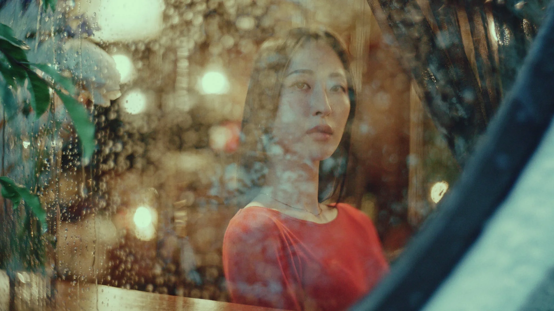 窓の外を眺める後輩役の女性