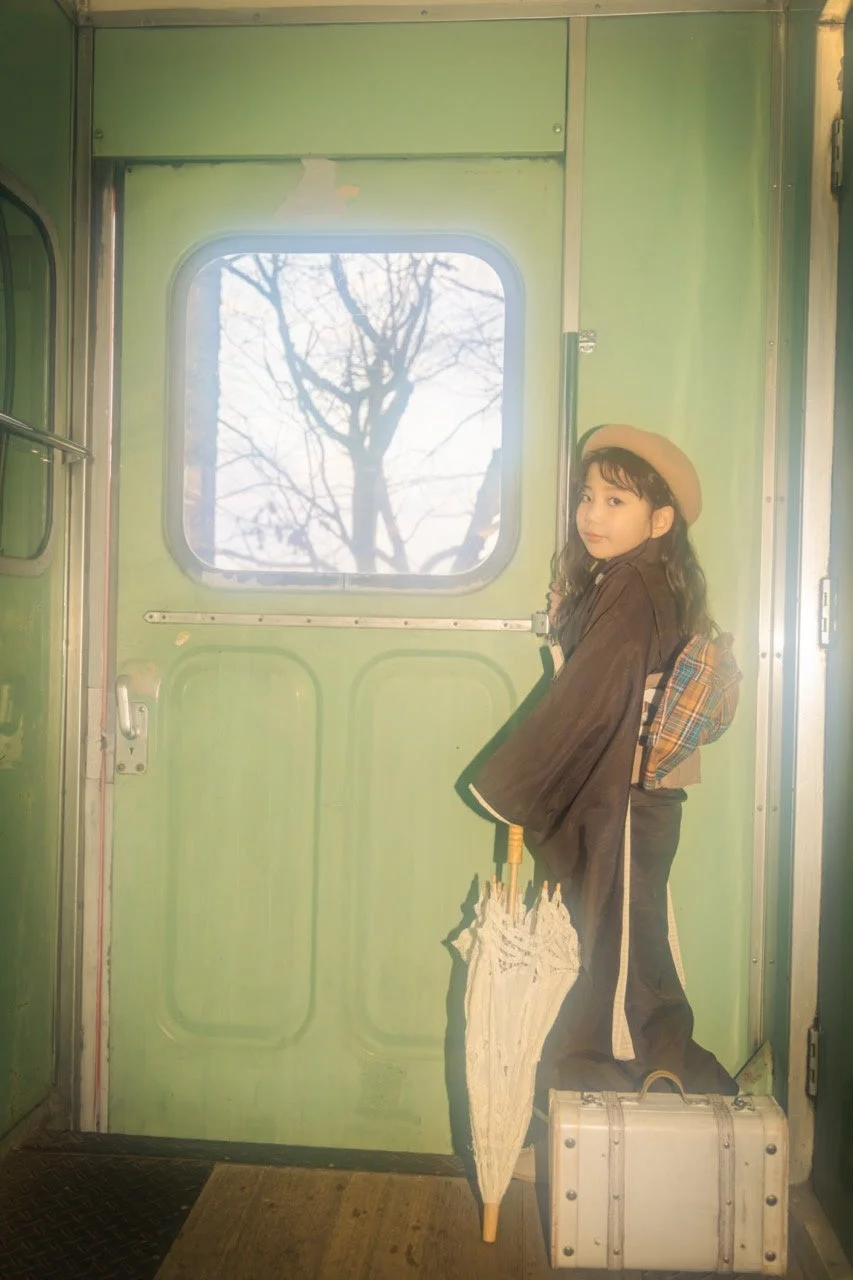 レトロな列車内で和装の少女と日傘