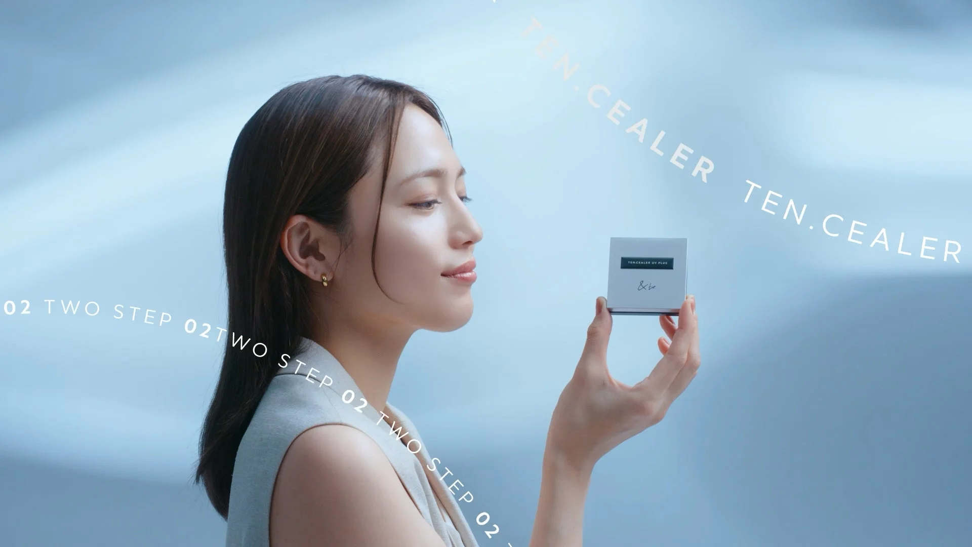 テンシーラーを持つ川口春奈さん