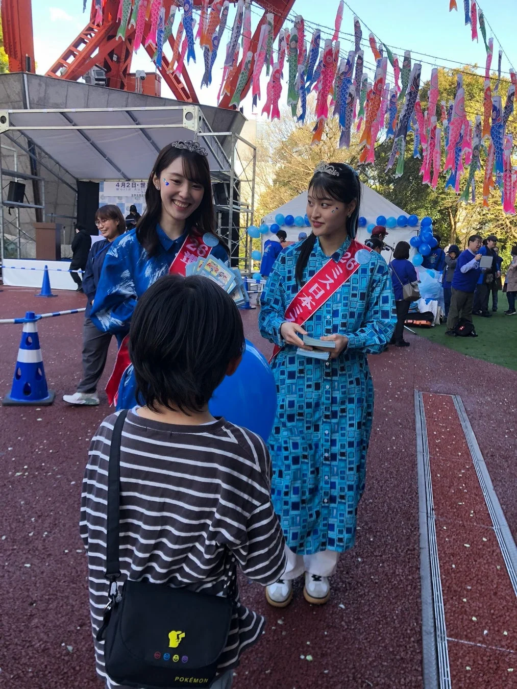 ミス日本の方々が子供と交流する様子