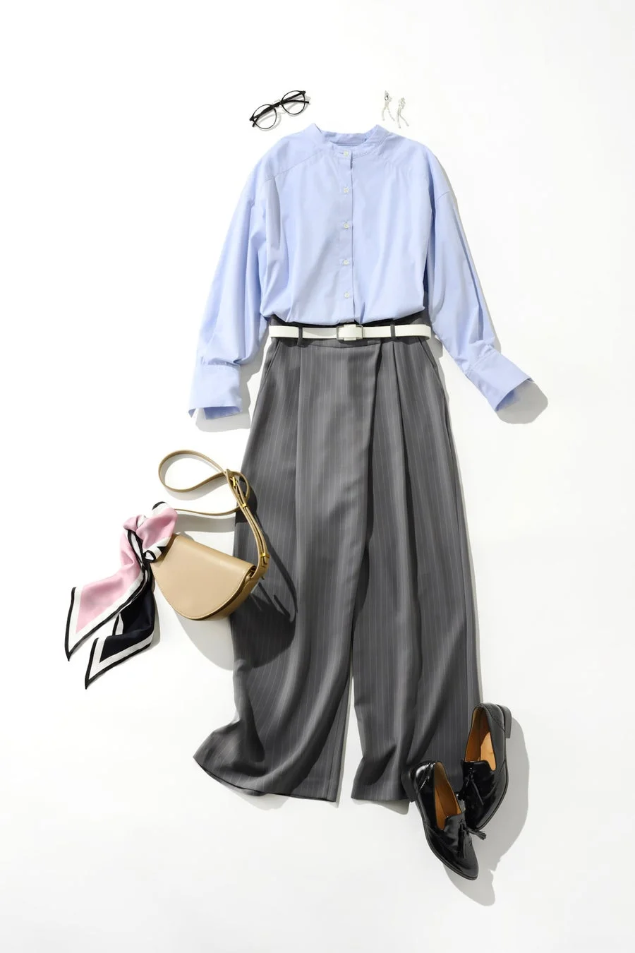 水色のバンドカラーシャツとグレーのストライプワイドパンツに、白ベルトと黒いローファーを合わせたビジネスカジュアルなコーディネート