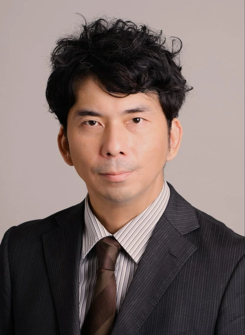 スーツとネクタイを着用したアジア人男性のポートレート