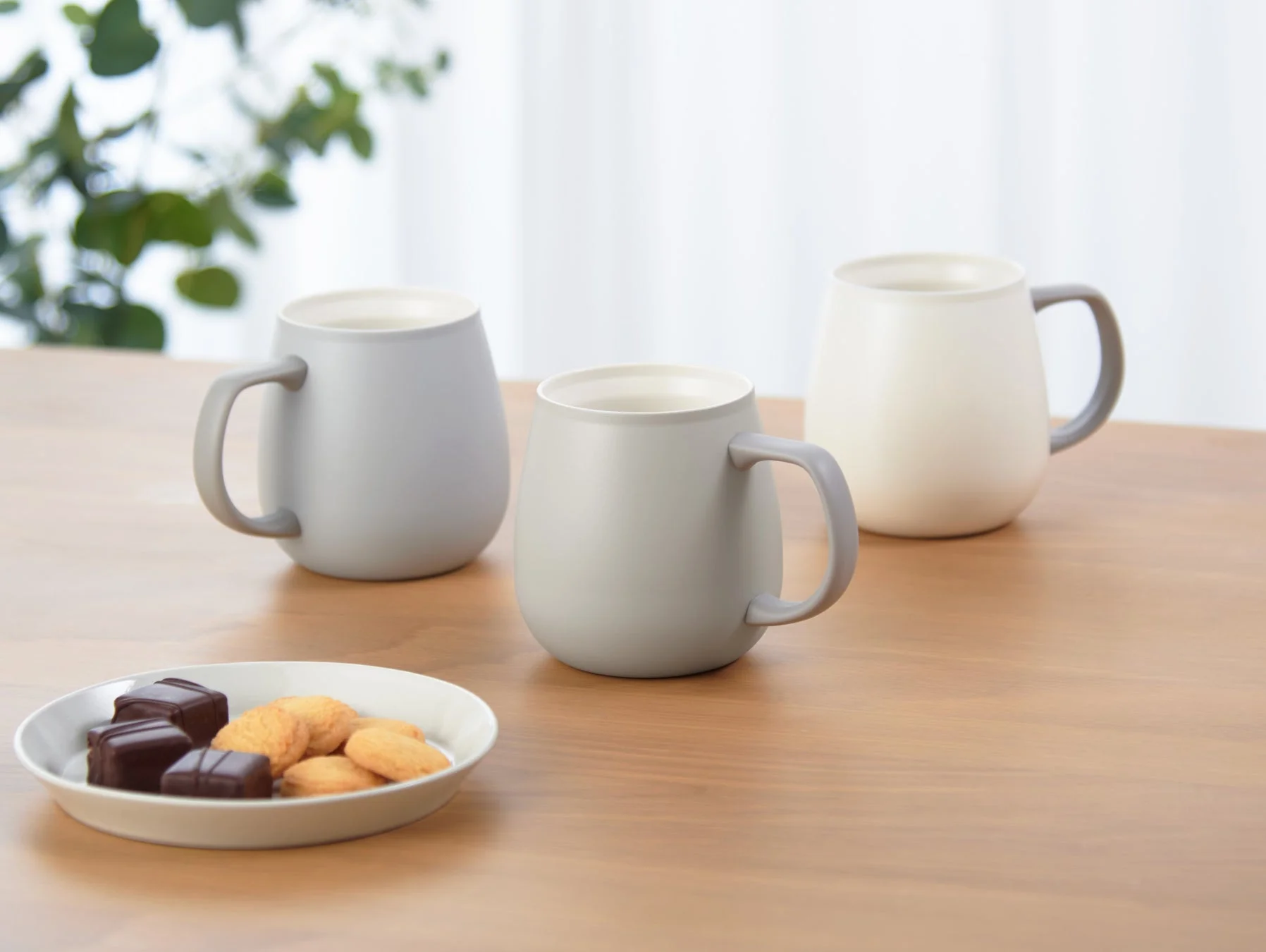 3つのマグカップとお菓子