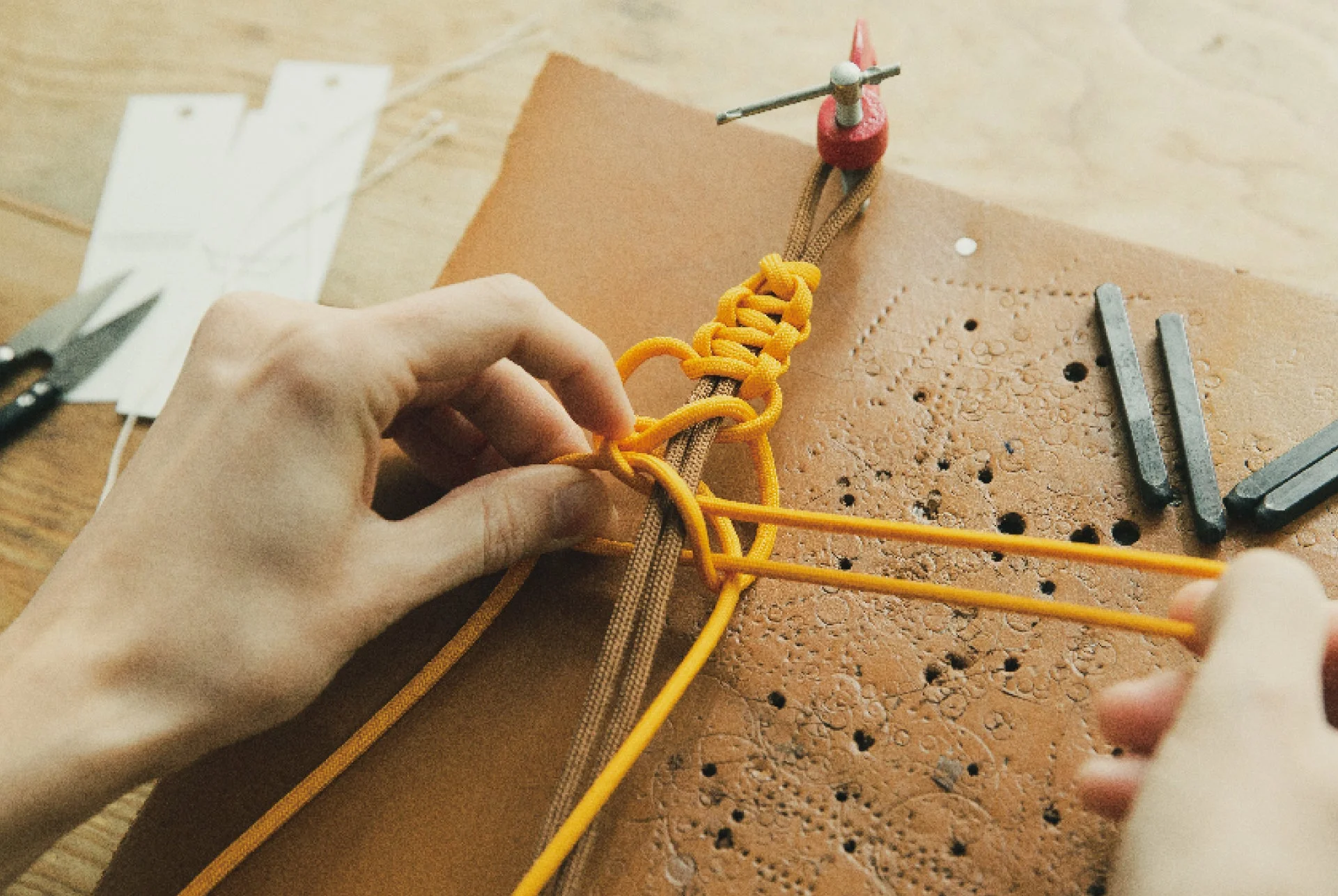 パラコード編み込み作業