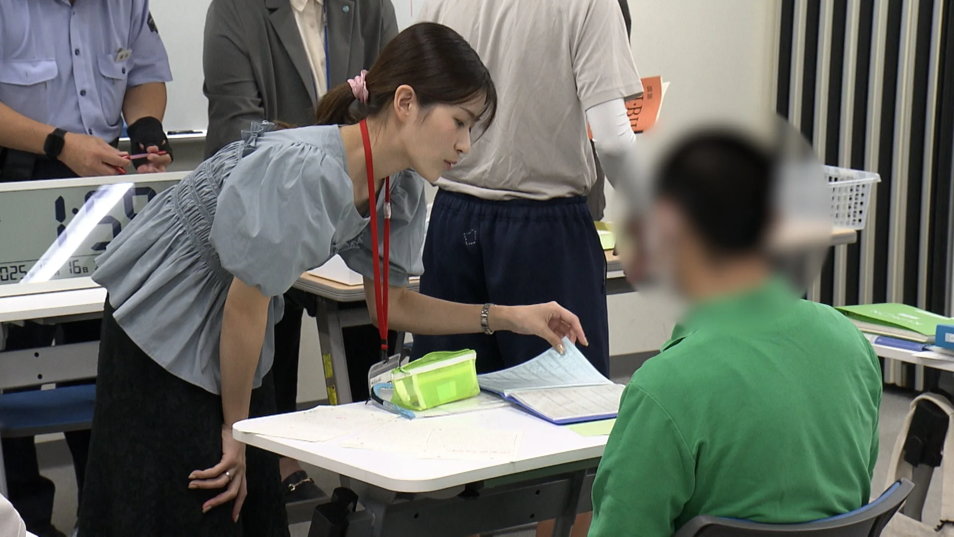 書類整理の女性