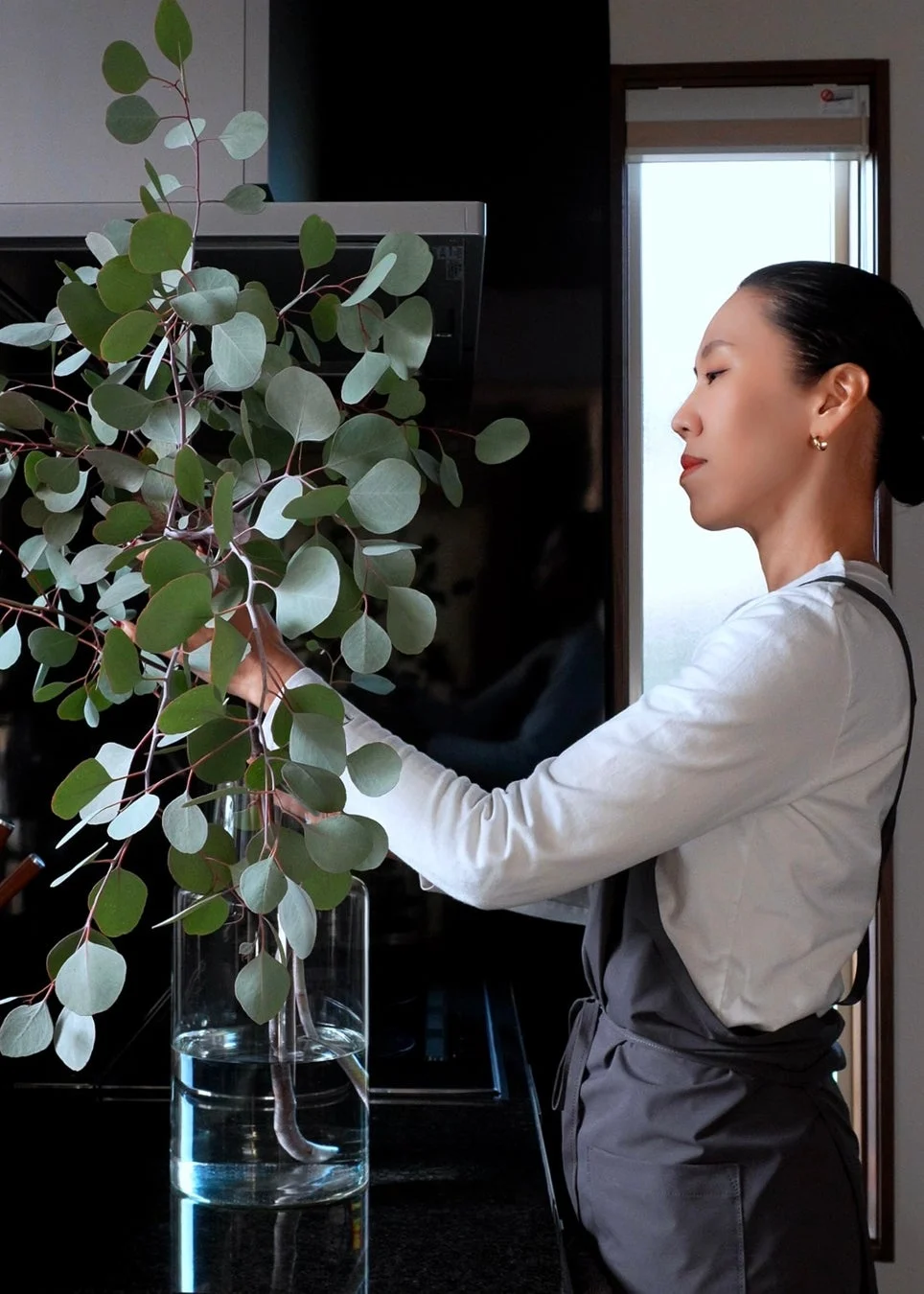 ユーカリを生ける女性