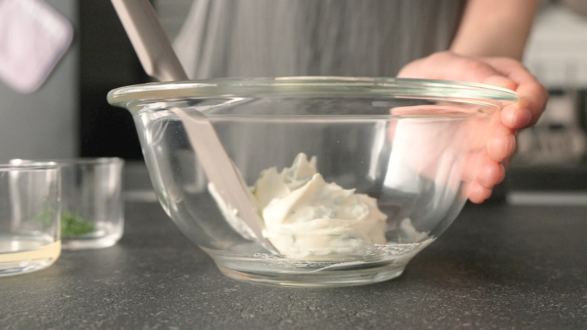 スパチュラで食材を混ぜる様子