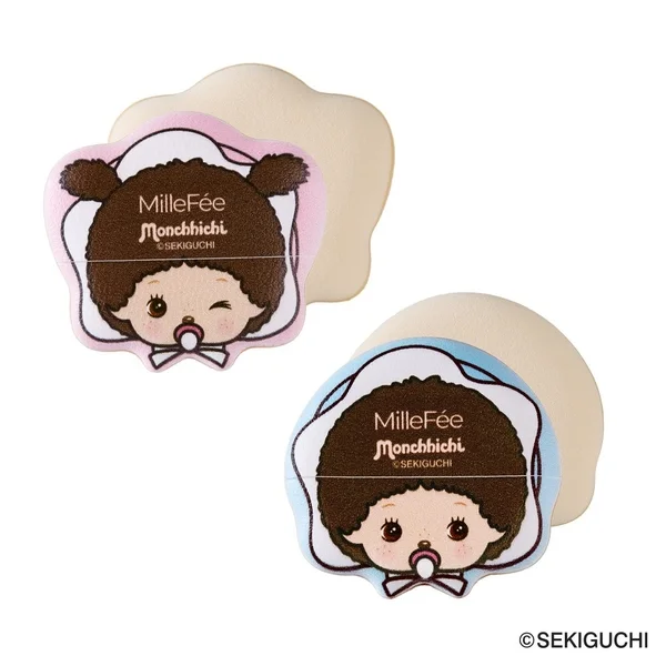 モンチッチのキャラクターがデザインされた、ピンクと水色の2種類のメイクスポンジ